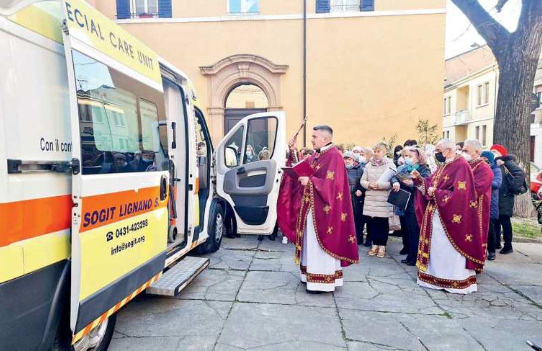 Ferrara, donata un’ambulanza per i feriti di guerra. E negli ospedali mancano pure i cerotti 
