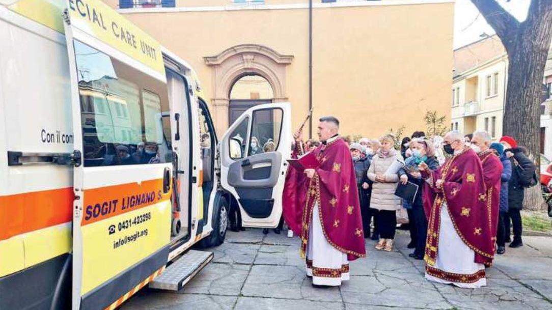 Ferrara, donata un’ambulanza per i feriti di guerra. E negli ospedali mancano pure i cerotti