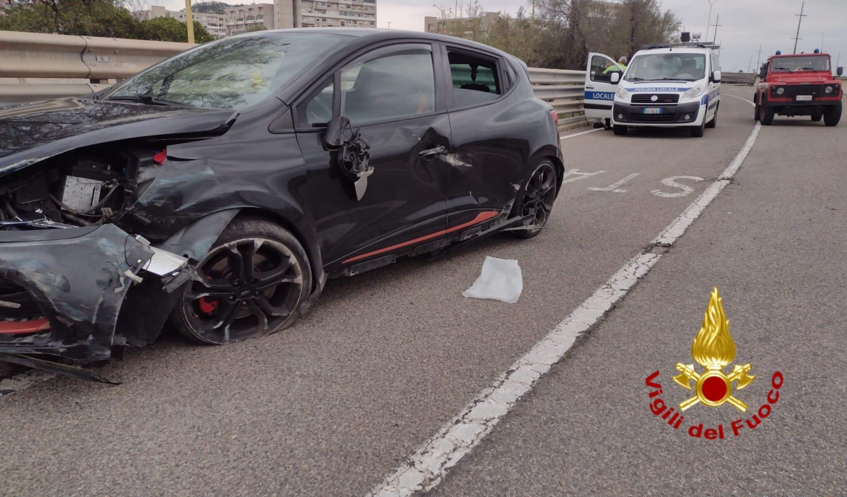 Cagliari, schianto con l'auto contro il guard rail: tre ragazzi feriti