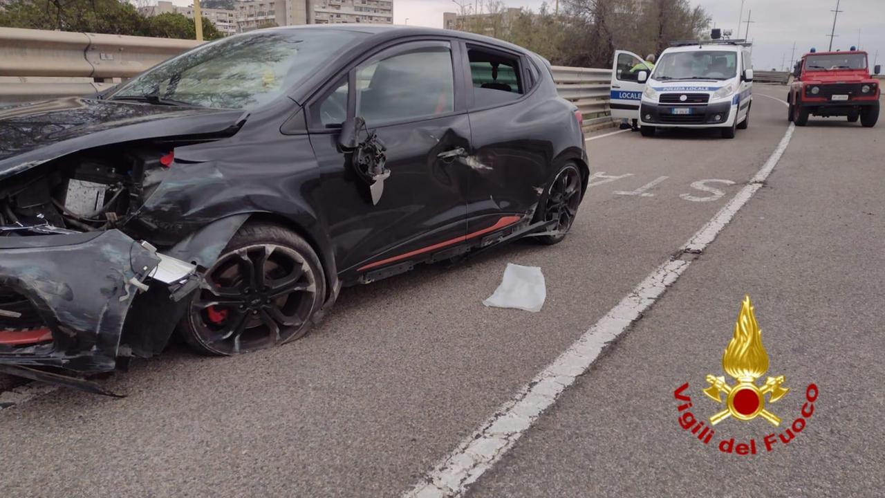 Cagliari, schianto con l'auto contro il guard rail: tre ragazzi feriti