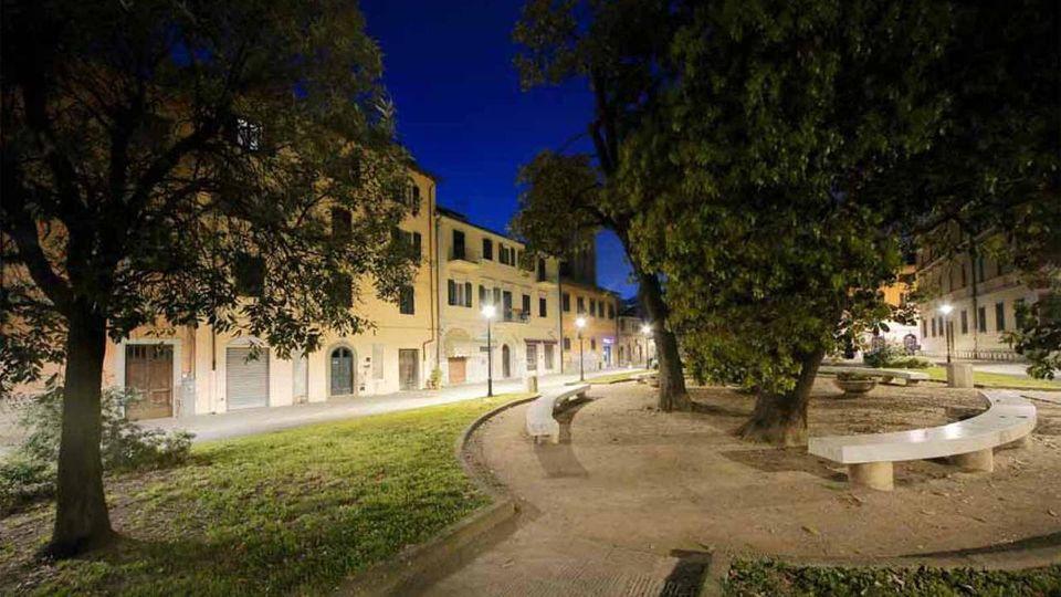 Pisa, pestaggio in piazza Dante. Le indagini: la baby gang picchiava per divertimento