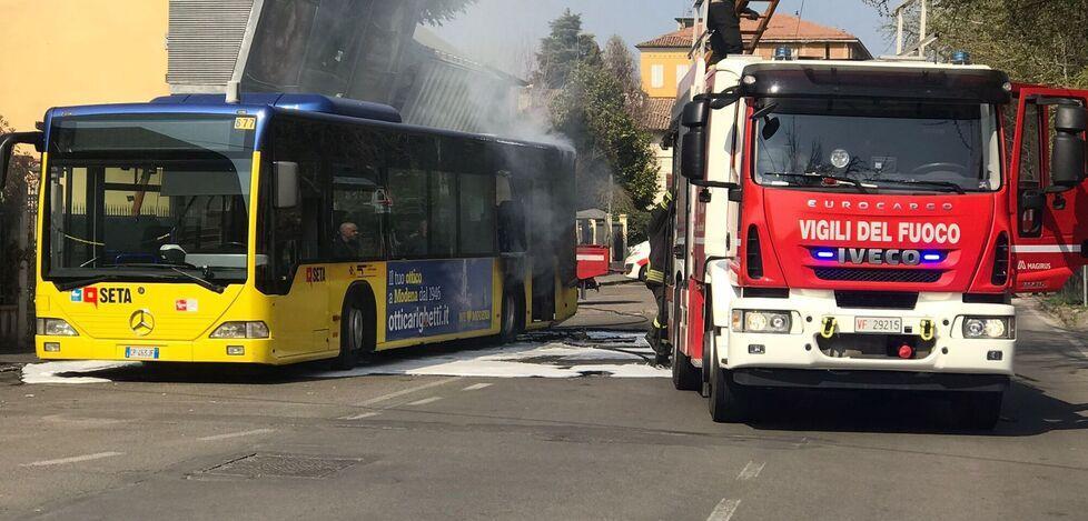 Spilamberto. Autobus di Seta in fiamme, studenti salvi 