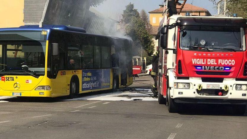 Spilamberto. Autobus di Seta in fiamme, studenti salvi