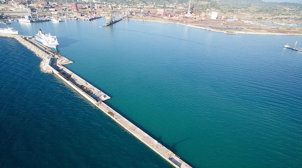 Rigassificatore a Piombino, ipoteca sul fronte del porto: gli scenari e le implicazioni dell’impianto 