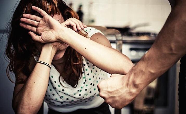 Schiaffi e insulti alla compagna anche quando era incinta 