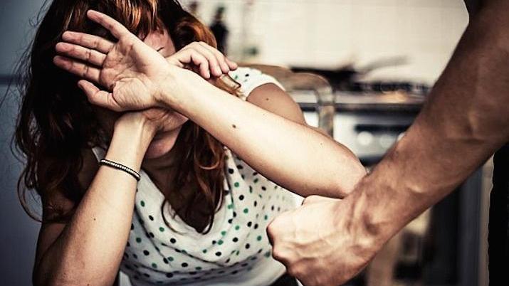 Schiaffi e insulti alla compagna anche quando era incinta