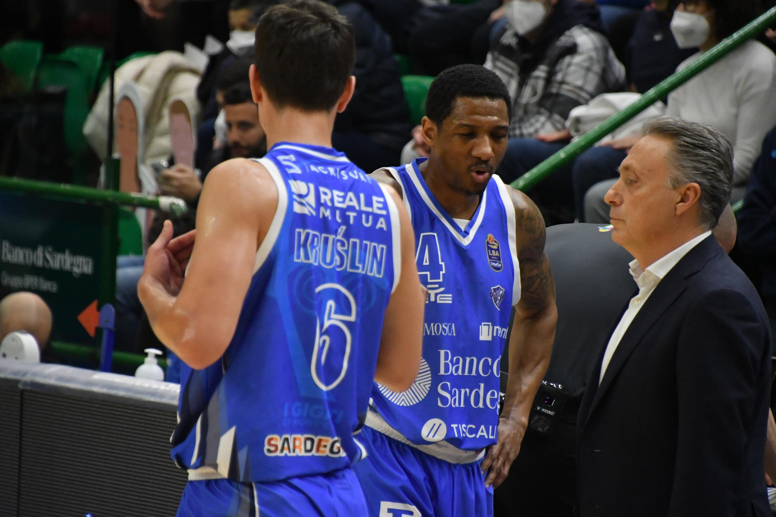 Basket, la Dinamo risale dal -12 e batte la Fortitudo 