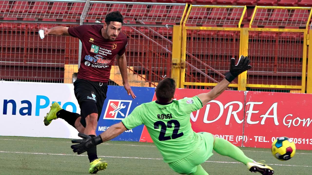 Un'azione di Cristina Mutton, giocatore del Pontedera e autore dell'1-1 dei granata a Pescara (Foto Franco Silvi)