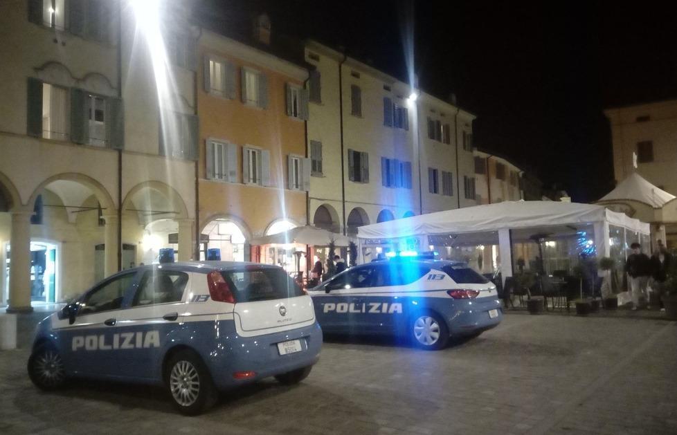 Carpi,  movida, controlli a tappeto Polizia in piazza Garibaldi 