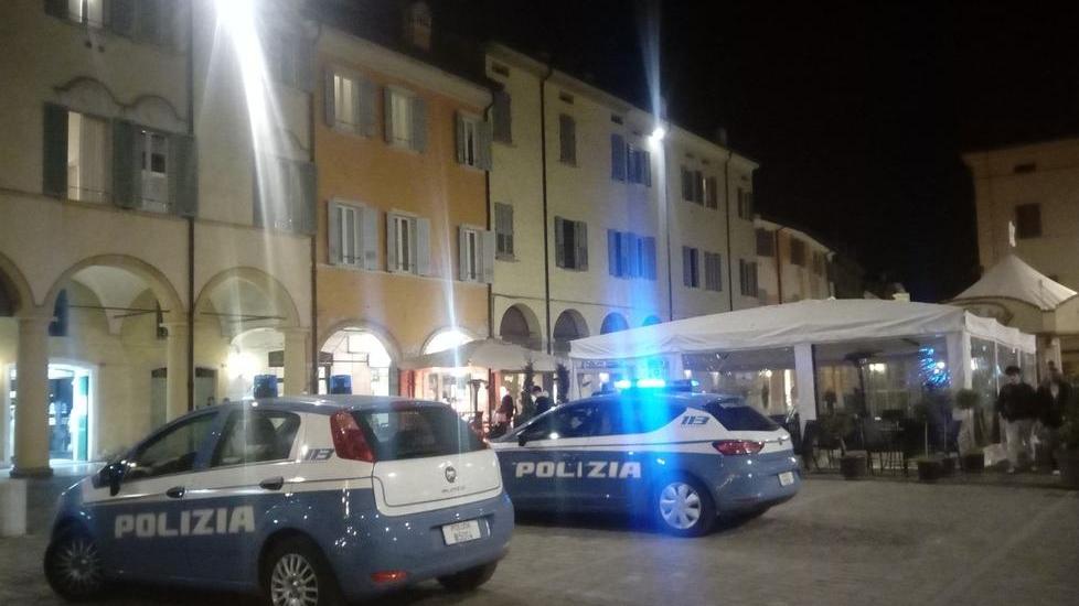 Carpi,  movida, controlli a tappeto Polizia in piazza Garibaldi