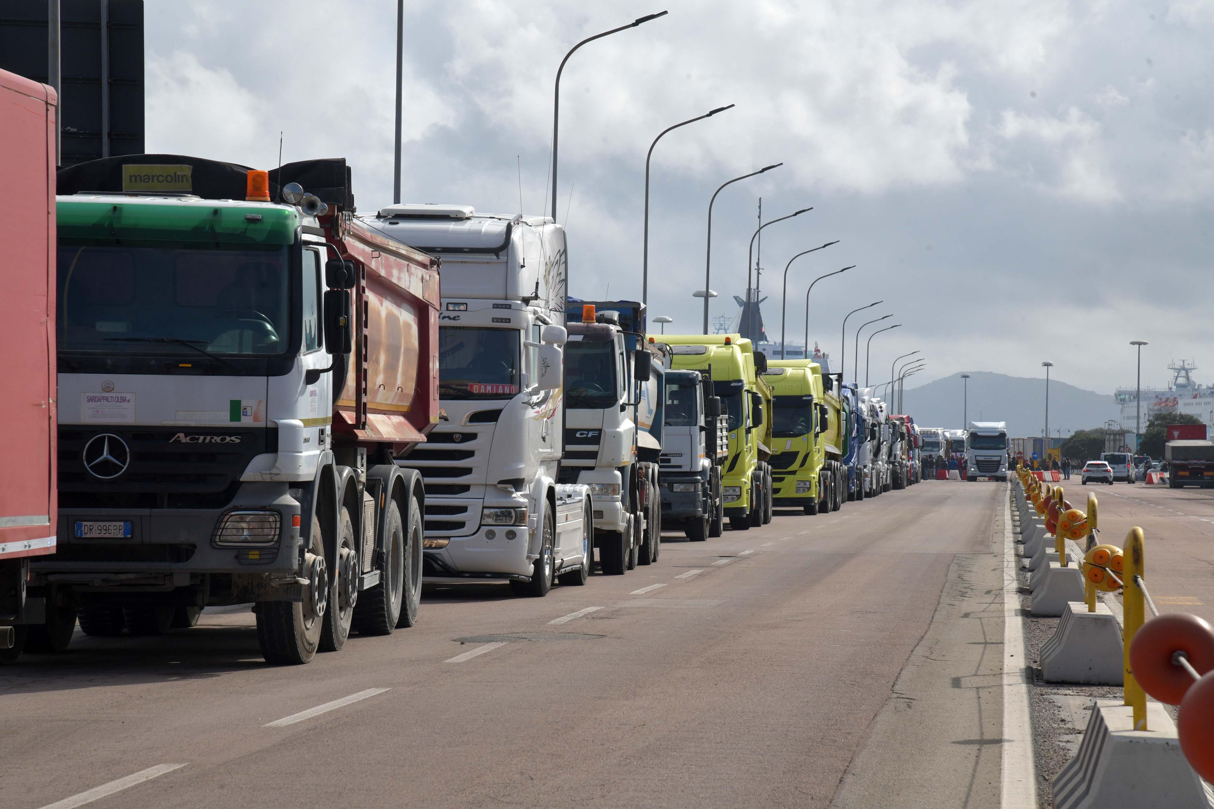 Sulla Nuova in edicola lunedì 28, Regione: fondi ai tir per evitare il caos