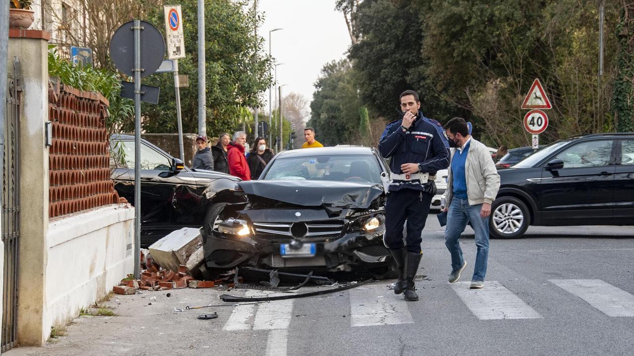Viareggio, auto contro il muro della casa: «Paura per i miei figli che giocavano in cortile»