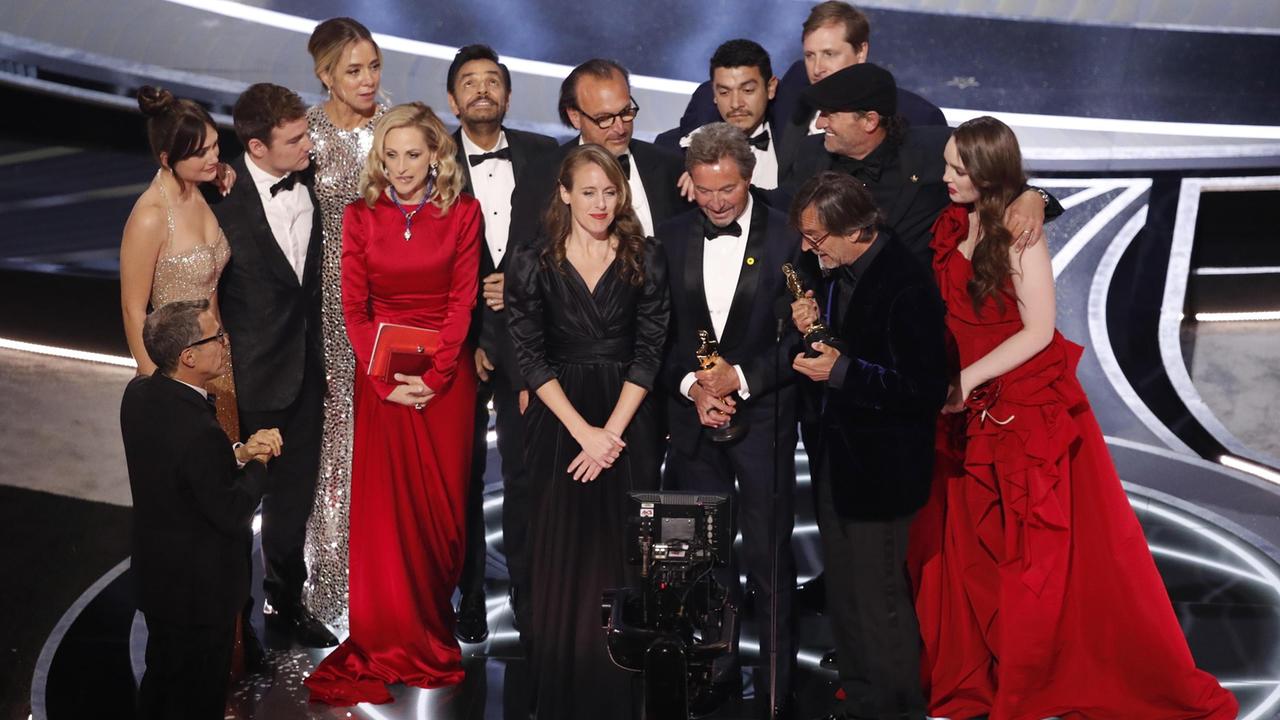 Notte degli Oscar Miglior film: C.O.D.A, che batte "Il potere del cane". Regia a Campion, Will Smith miglior attore, Jessica Chastain, miglior attrice. Sorrentino a secco. E Smith dà un pugno in faccia a Chris Rock