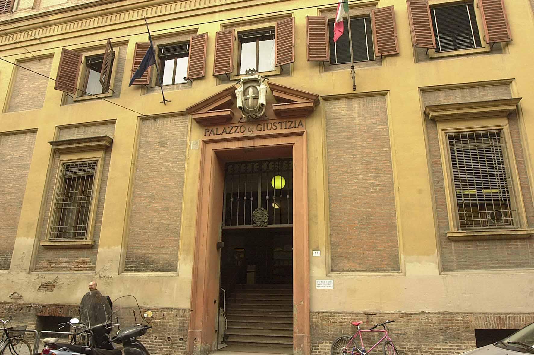 Modena Due 20enni irlandesi studentesse con Erasmus accusano: «Eravamo ubriache e lui ci ha violentato» 