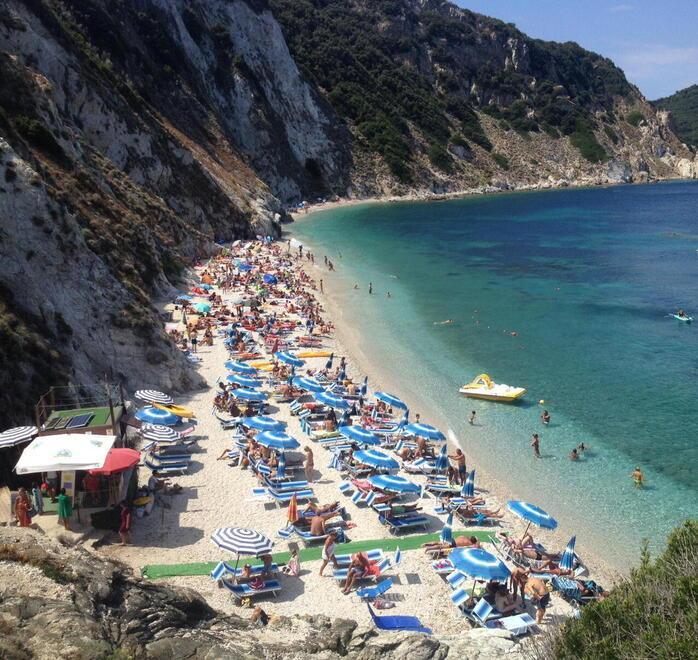 Elba, sulla spiaggia da cartolina esplode la guerra dei ricorsi 