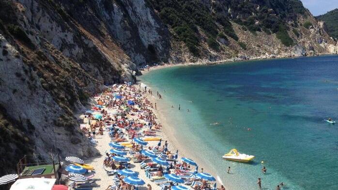 Elba, sulla spiaggia da cartolina esplode la guerra dei ricorsi