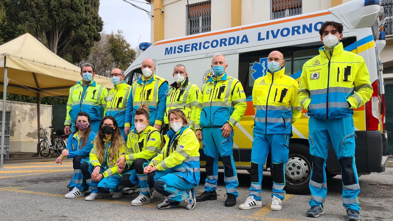 «Così ci prendiamo cura degli altri». Il Tirreno un giorno insieme alla Misericordia di via Verdi