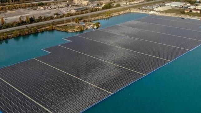 Il mega impianto fotovoltaico galleggiante realizzato dalla Nrg Energia di cui è socio il viareggino Mauro Polleschi a Peyrolles en Provence, nel sud della Francia