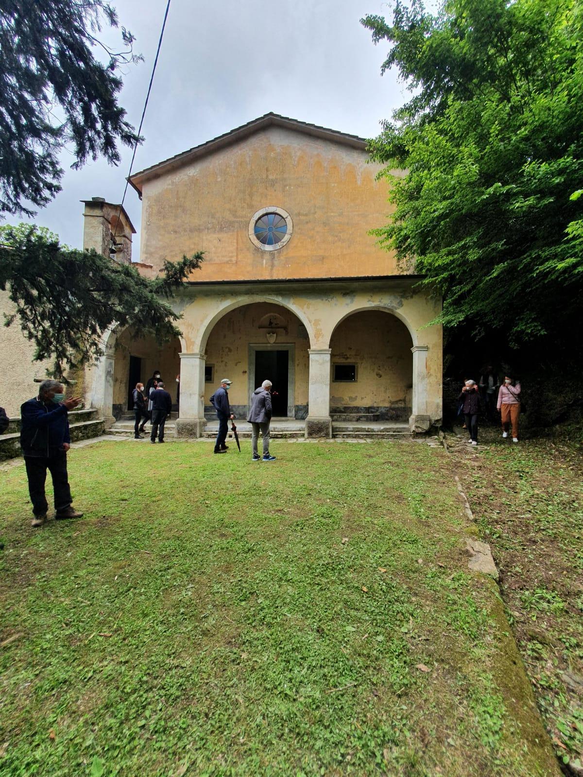 L’esterno della chiesa della Madonna del cavatore a Stazzema
