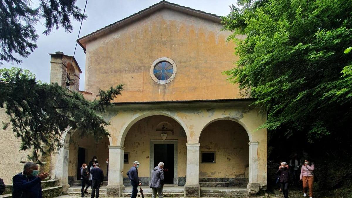L’esterno della chiesa della Madonna del cavatore a Stazzema