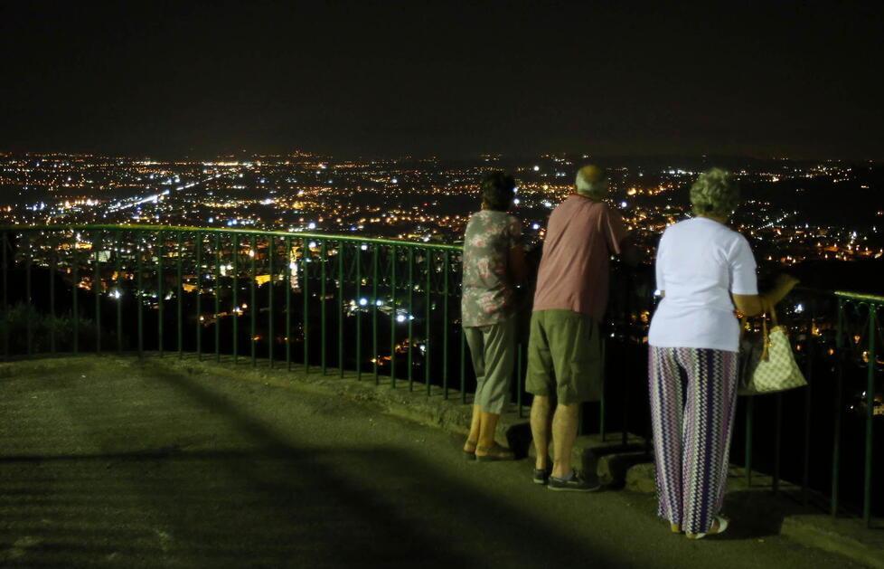 Turisti ammirano il panorama della Valdinievole dalla “terrazza naturale” di Montecatini Alto