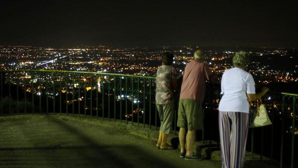 Turisti ammirano il panorama della Valdinievole dalla “terrazza naturale” di Montecatini Alto