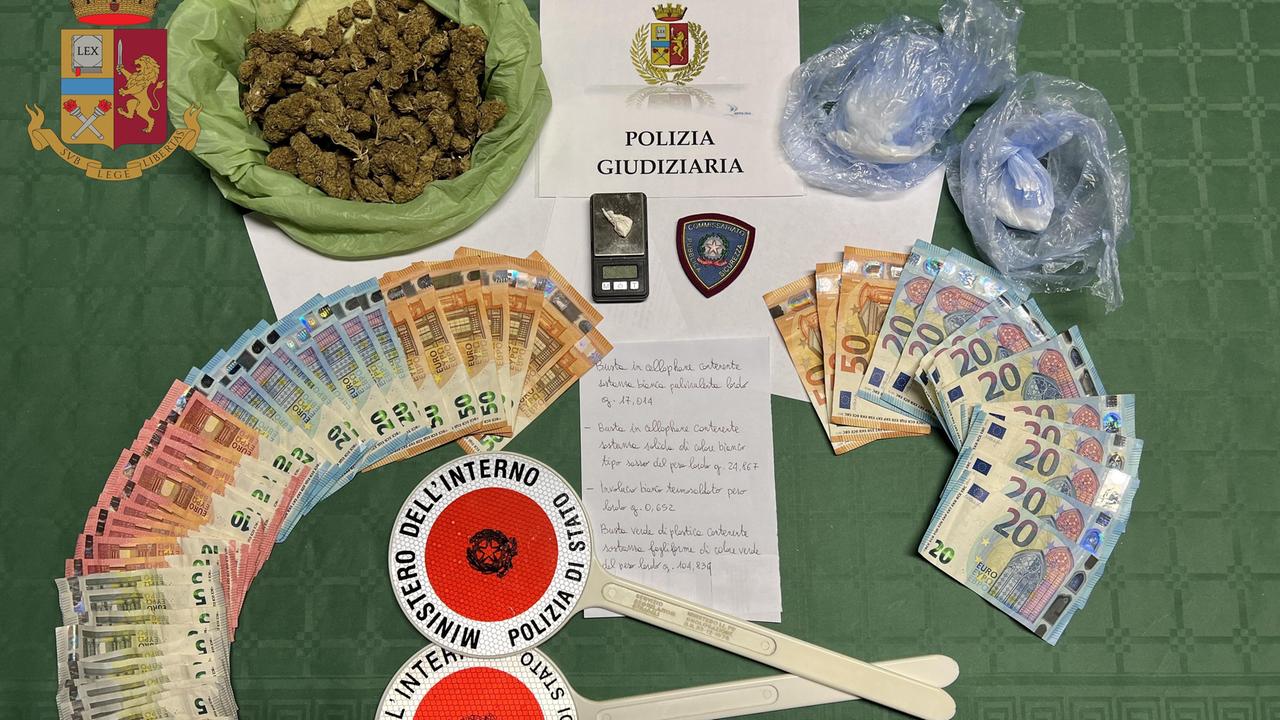 Spaccia in piazza a Carrara, nei guai un giovane