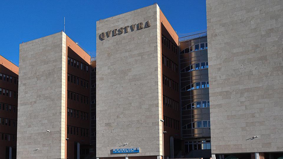 Grosseto, aggredisce la moglie e un uomo: poliziotto si consegna in Questura