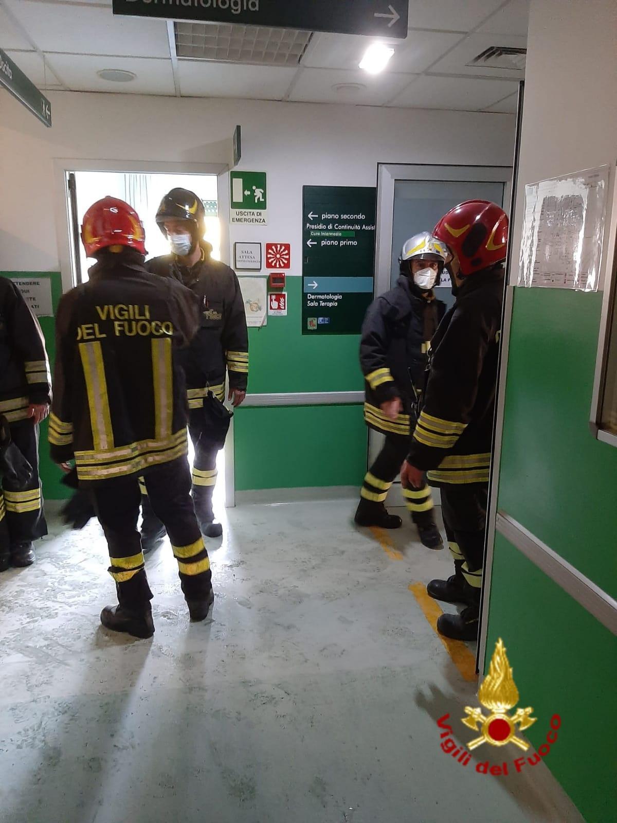 I vigili del fuoco durante l'intervento nella palazzina ovest del Misericordia e Dolce