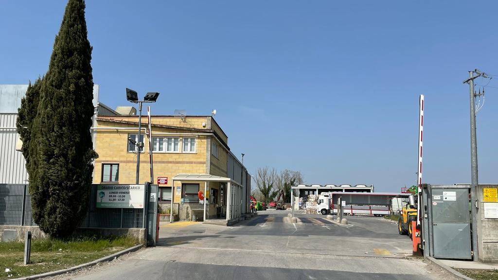 La cartiera dove è stato trovato il cadavere (foto Carlo Sestini)