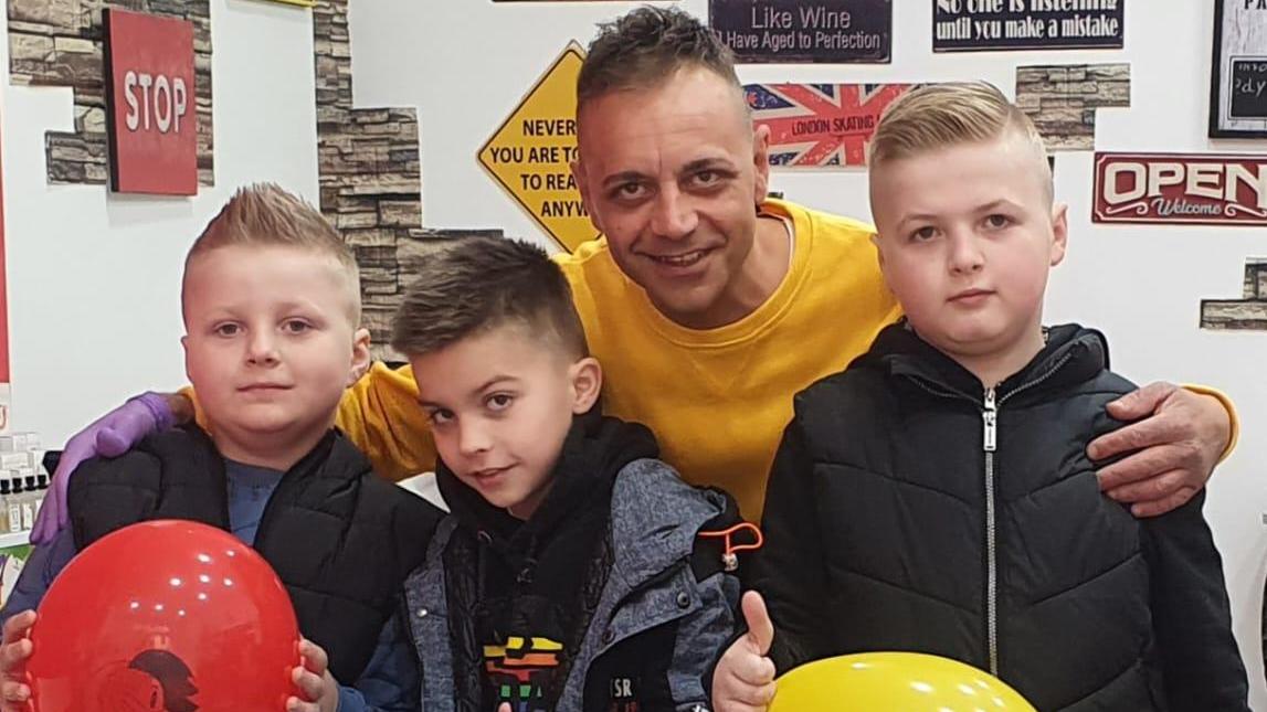 Piero Assante con i bambini ai quali ha donato il nuovo look