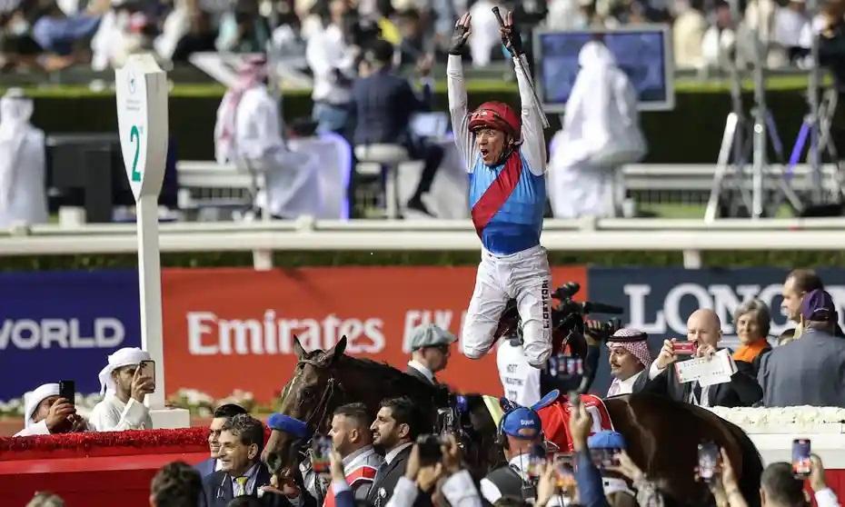 Frankie Dettori festeggia con il classico salto dal cavallo la sua vittoria alla Dubai World Cup