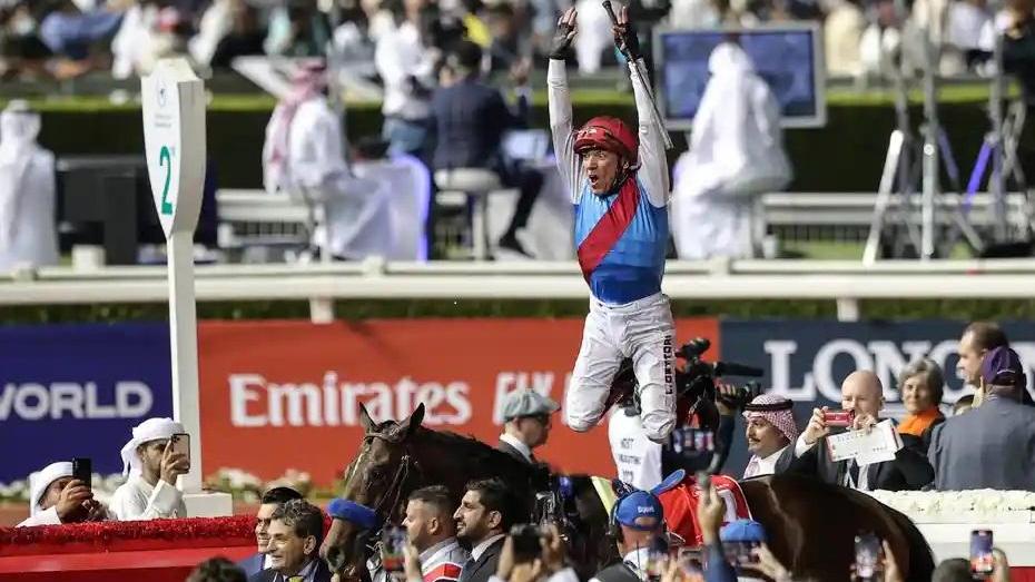 Frankie Dettori festeggia con il classico salto dal cavallo la sua vittoria alla Dubai World Cup