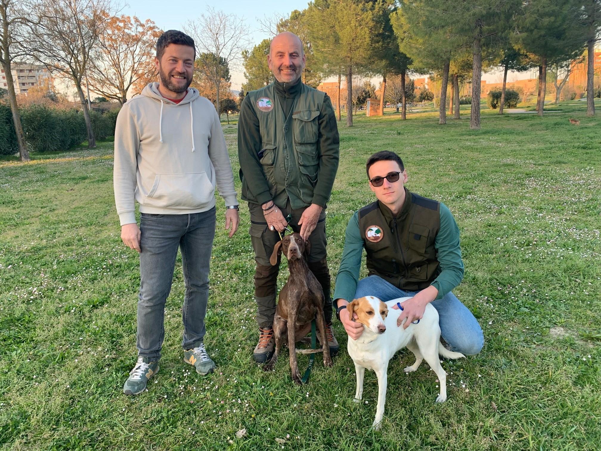 Da sinistra Luca Giustarini, Pietro Guarguaglini e Lorenzo Pellegrini con i cani Asia e Zoe