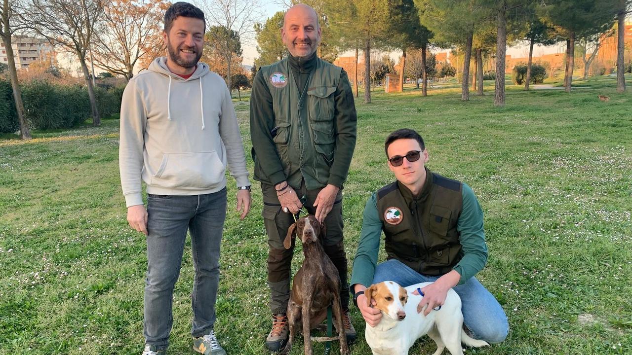 Da sinistra Luca Giustarini, Pietro Guarguaglini e Lorenzo Pellegrini con i cani Asia e Zoe