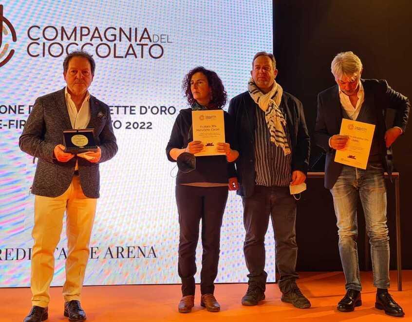 Andrea Slitti (a sinistra) sul palco per ritirare premi messi in palio dalla Compagna del Cioccolato