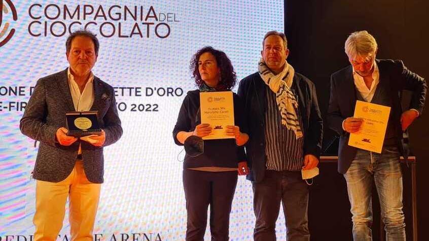 Andrea Slitti (a sinistra) sul palco per ritirare premi messi in palio dalla Compagna del Cioccolato