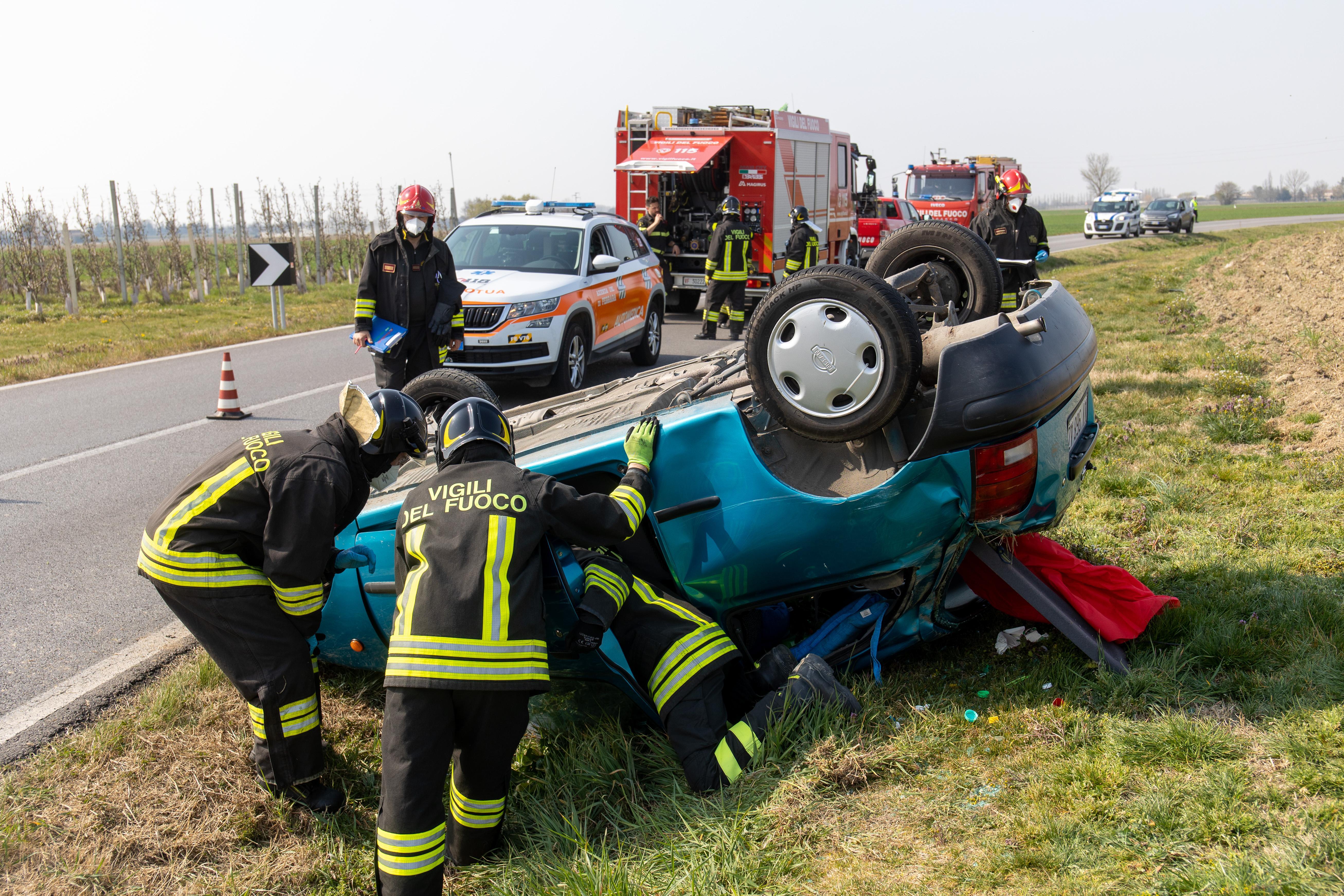 Sbanda con l'auto che capotta nel campo: conducente all'ospedale