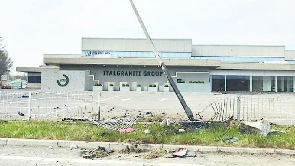 Sbanda con l’auto, si capovolge e si schianta contro un cancello