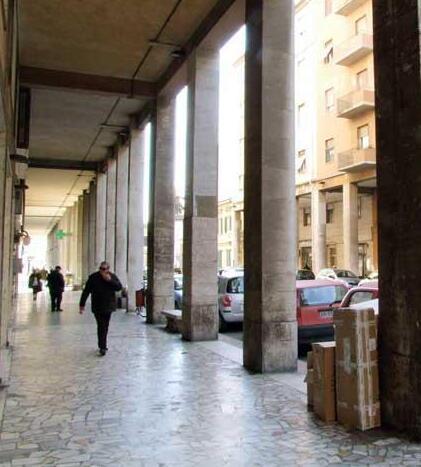 Un’immagine dei Portici di via Petrarca  (foto Paolo Barlettani)