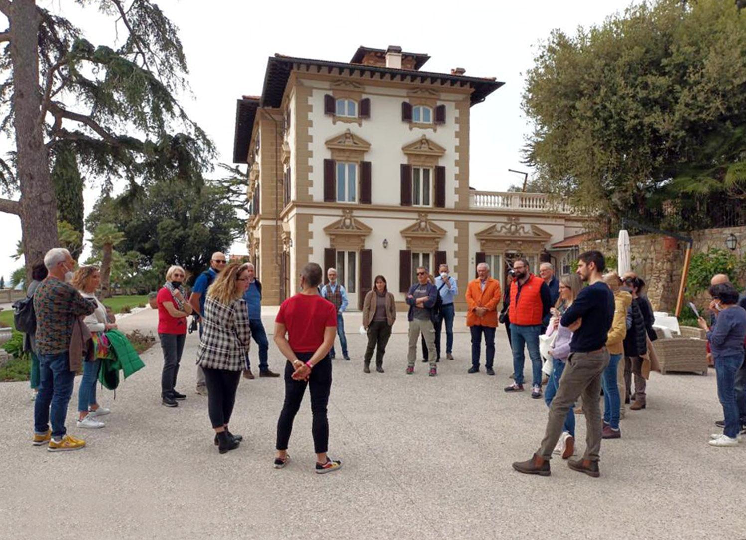 Un momento della visita al borgo di Campiglia organizzata dal Fai (Paolo Barlettani)