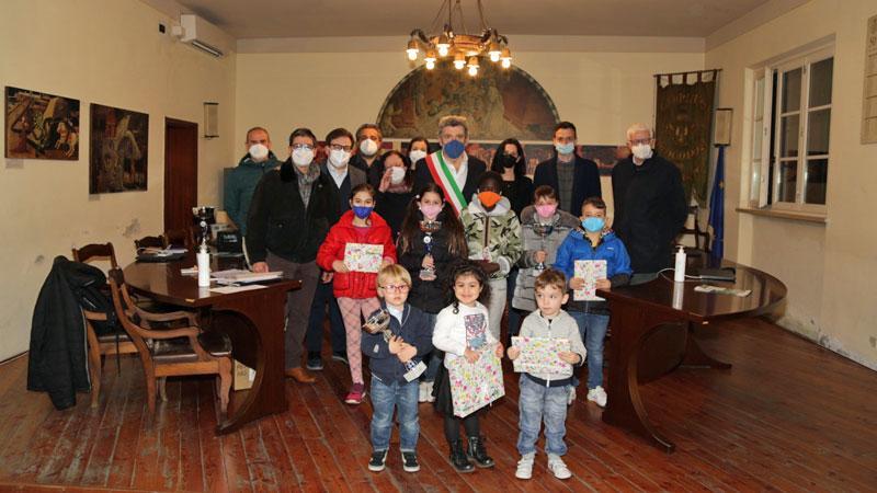 Foto di gruppo dopo la premiazione per i migliori addobbi