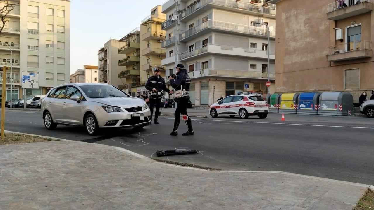 In primo piano il monopattino su cui viaggiava la ragazza e, a sinistra, l'auto contro cui si è scontrata in viale della Pace
