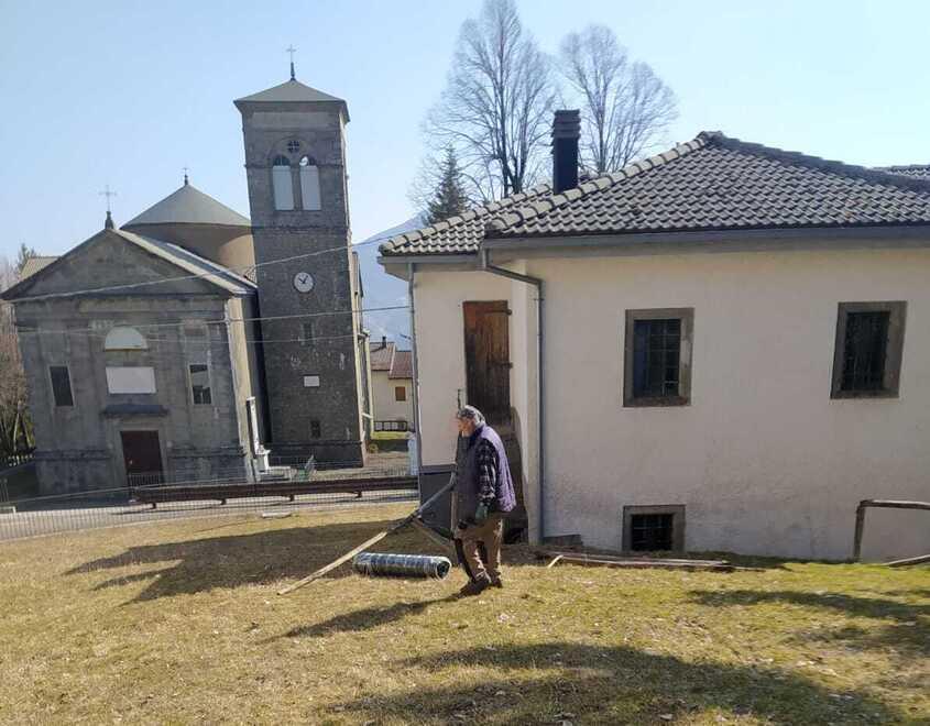 Frassinoro , la vecchia canonica casa per i profughi: volontari all’opera per l’accoglienza 
