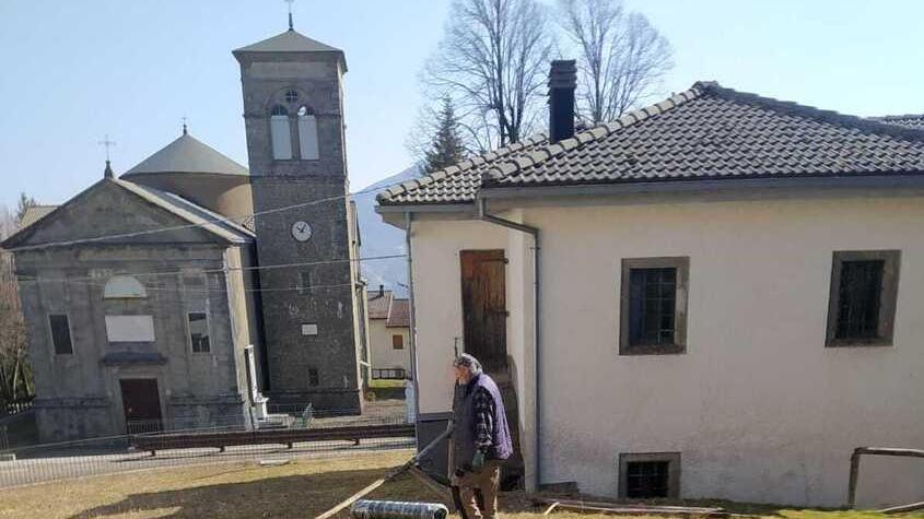 Frassinoro , la vecchia canonica casa per i profughi: volontari all’opera per l’accoglienza