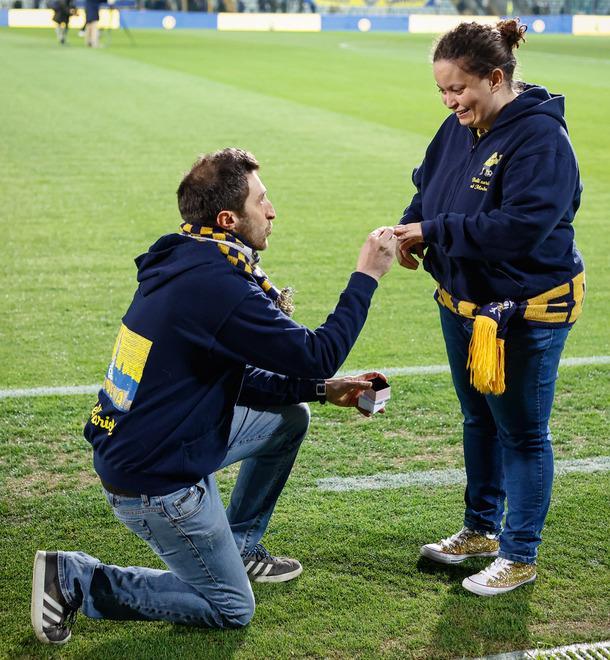 Modena, momenti romantici al Braglia: promessi sposi di fronte a settemila testimoni 