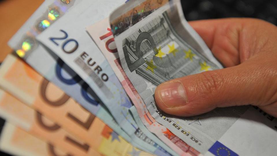 Un modenese su due chiede soldi per acquistare beni e servizi
