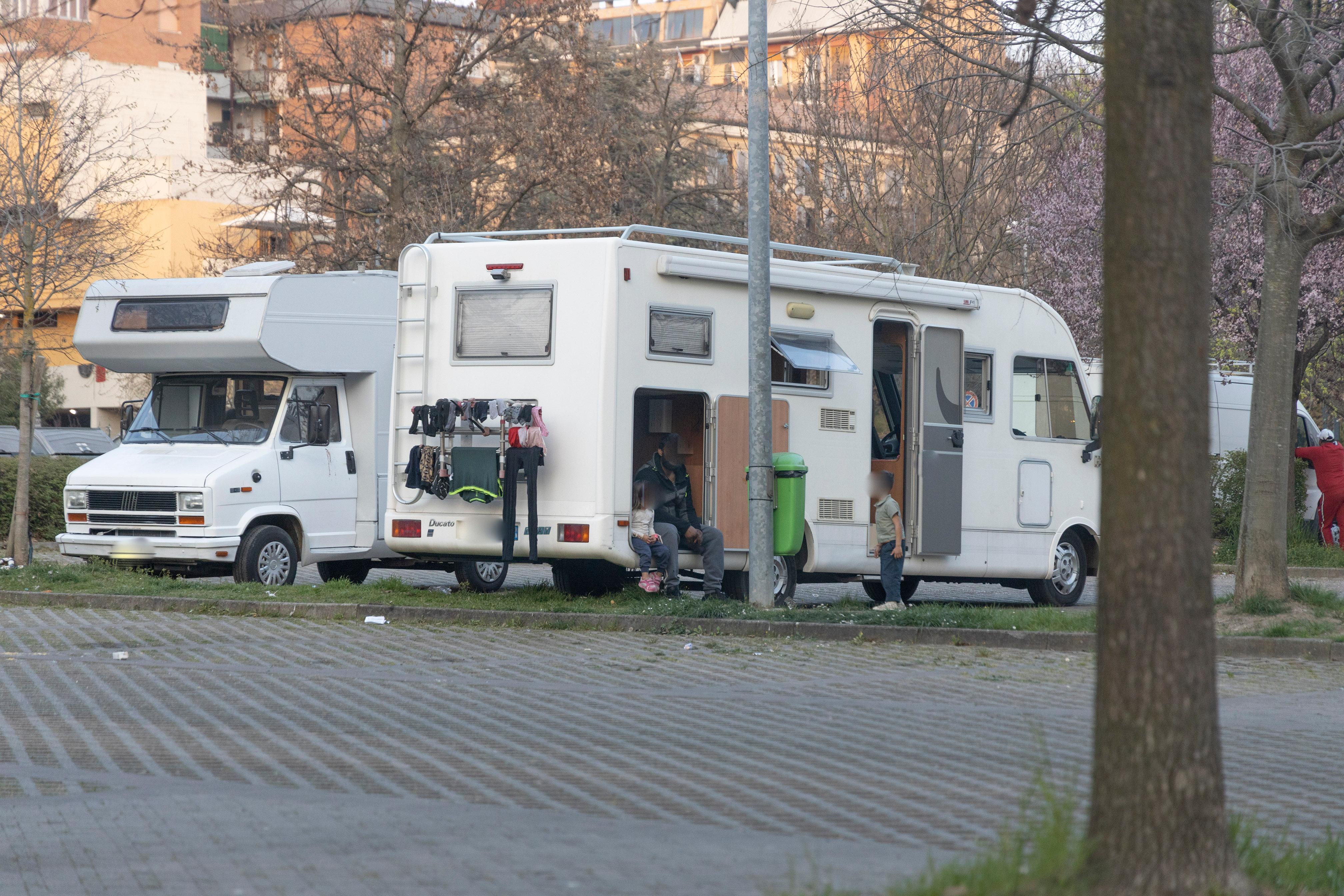 Modena, nomadi occupano il parcheggio del parco Ferrari 