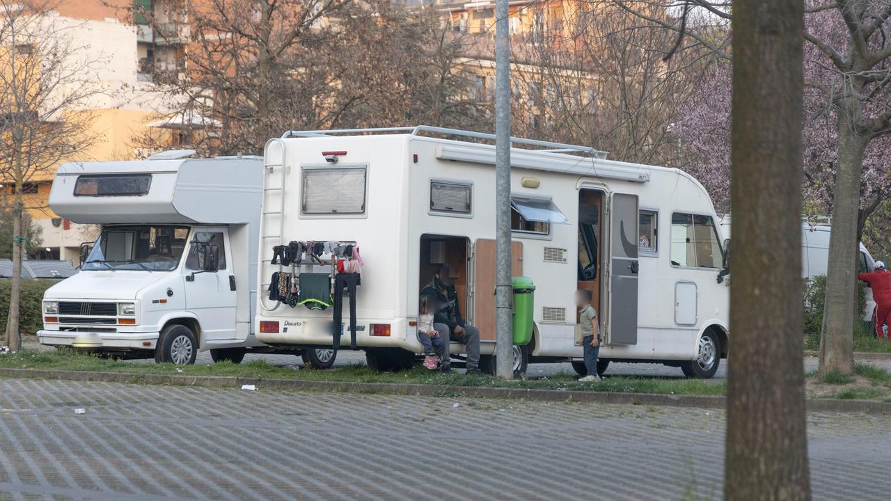 Modena, nomadi occupano il parcheggio del parco Ferrari