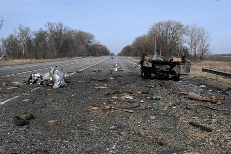 Un mezzo russo distrutto dagli ucraini (foto ansa)